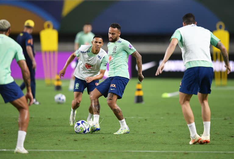 Neymar se pone a punto en un entrenamiento de Brasil
