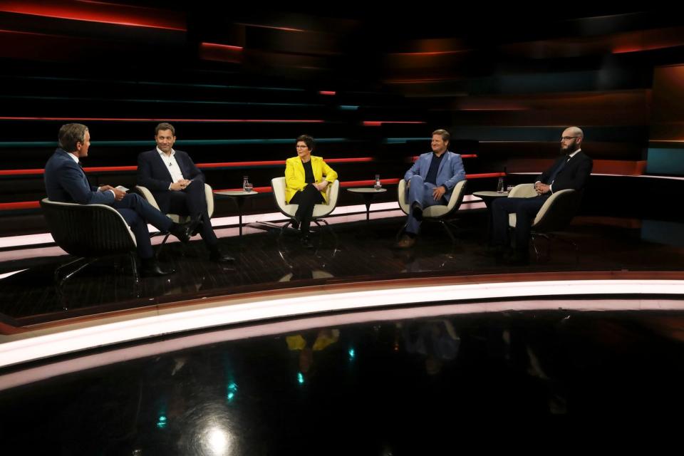 Am Mittwochabend diskutierte Markus Lanz (links) mit (von links) SPD-Chef Lars Klingbeil, Wirtschaftsexpertin Ursula Weidenfeld, Journalist Michael Bröcker und Ex-Bundeswehrsoldat Jonas Kratzenberg. (Bild: ZDF / Cornelia Lehmann)