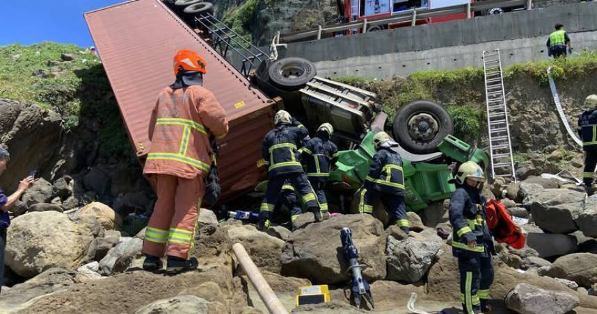 瑞芳貨櫃車衝出圍籬翻落海岸，搜救人員緊急救援。（圖／翻攝畫面）