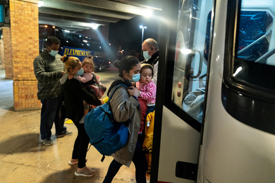 Migrantes abordan un autobús en Brownsville, Texas, después de ser liberados por la Oficina de Aduanas y Protección Fronteriza el 18 de febrero de 2021. (Ilana Panich-Linsman/The New York Times)