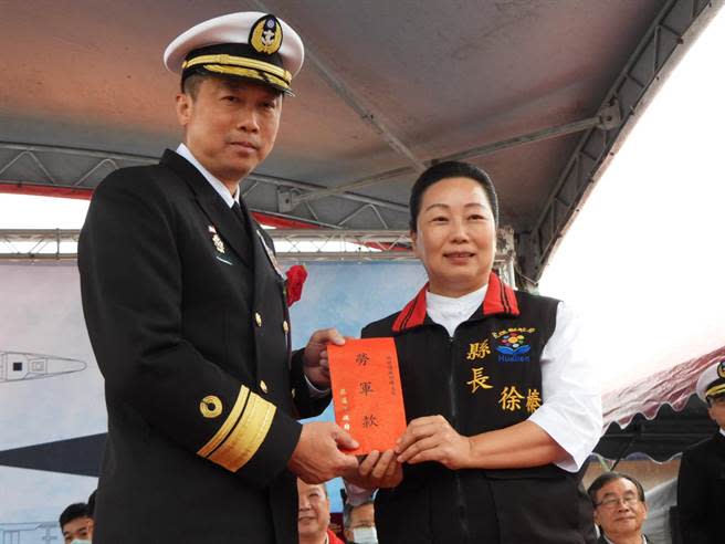 海軍遠航敦睦艦隊訓練支隊今停泊花蓮港碼頭，花蓮縣長徐榛蔚（右）致贈慰問金，祝遠訓成功，由敦睦支隊長朱惠民（左）代表接受。（羅亦晽攝）