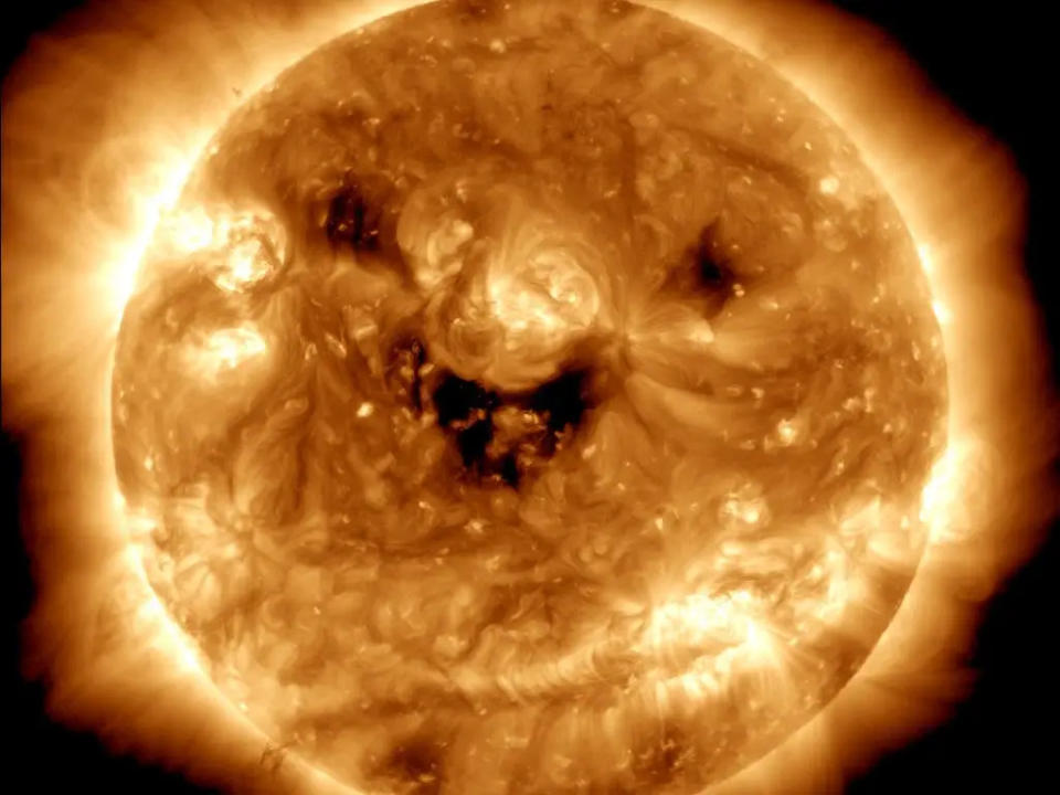 Die NASA hat auf diesem Bild eine merkwürdige Zusammensetzung von Sonnenflecken eingefangen. (Bild:  NASA Sun/Twitter)