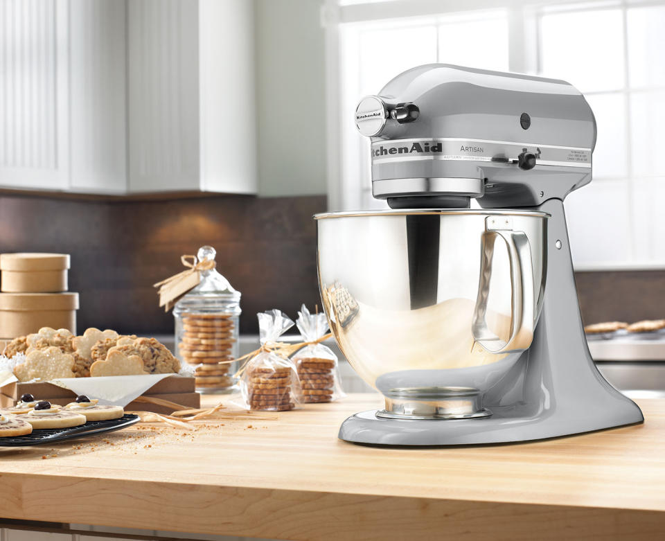 This weekend, save $170 on the KitchenAid Artisan Tilt-Head Stand Mixer at Best Buy Canada. 