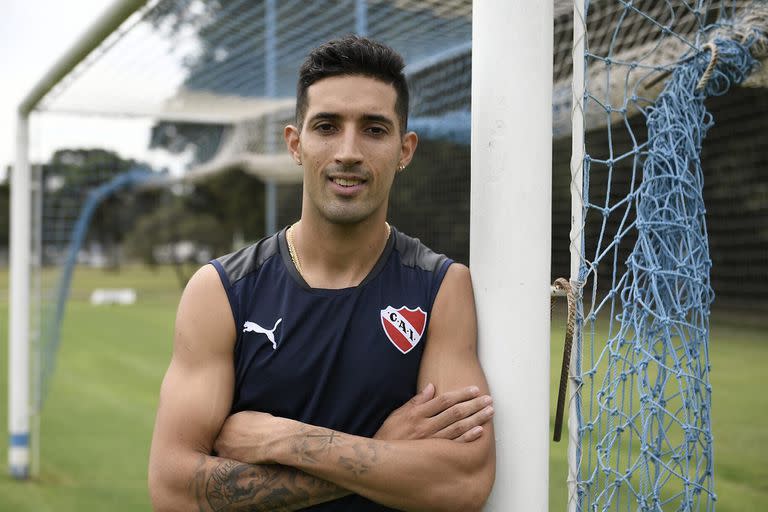 Gonzalo Verón jugando para Independiente.