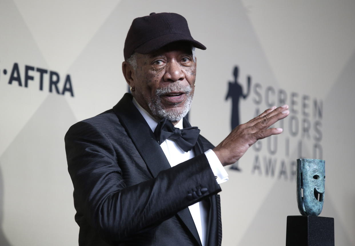 Morgan Freeman receiving his SAG-AFTRA lifetime achievement gong (Credit: EFE)