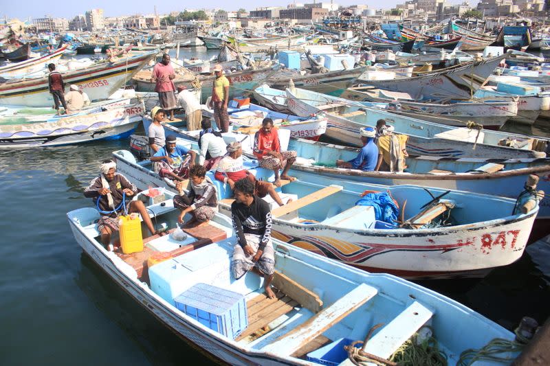 Varios pescadores en sus botes en el puerto de Al Hudayda