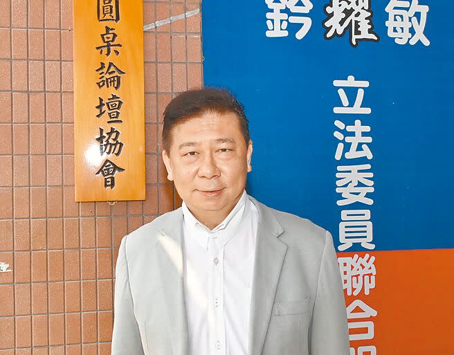 民進黨立委劉世芳宣布退出競選立委連任，前陸委會副主委張顯耀12日宣布參選角逐左楠區立委。（林瑞益攝）