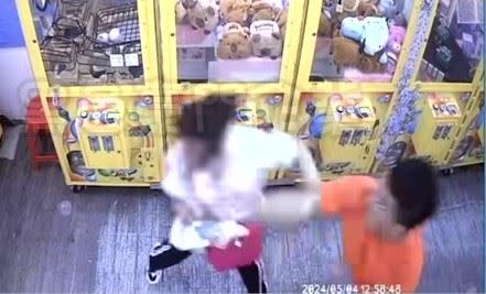 台中一名女子在娃娃機店遭男爆打猛踹動用私刑，男子下手力道強勁，女子直接被甩飛。（圖／翻攝黑豪家族）
