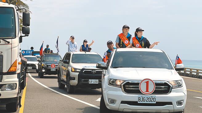 苗市、大武等4鄉鎮市長補選13日將舉行投票，圖為國民黨籍台東大武鄉長候選人王景昌昨車隊掃街衝刺。（蔡旻妤攝）