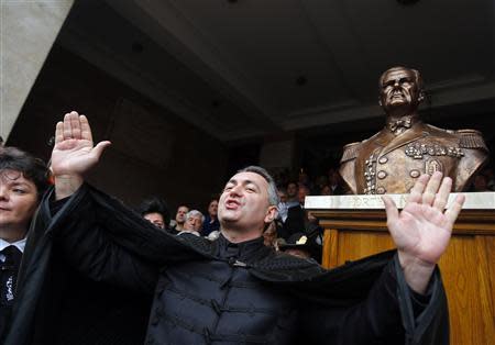 Hungarian pastor and far-right politician Lorand Hegedus unveils the statue of wartime leader Miklos Horthy in central Budapest November 3,2013. REUTERS/Laszlo Balogh