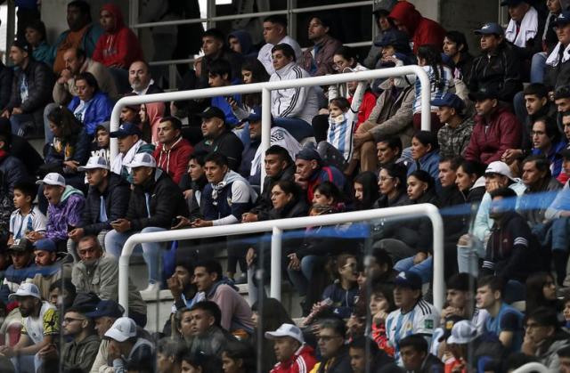 Los hinchas argentinos ya se hacen presentes en el estadio Madre de Ciudades de Santiago del Estero.
