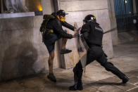Le immagini della seconda notte di manifestazioni contro le restrizioni anti-Covid a Barcellona, sabato 31 ottobre. Una ventina di persone è risultata ferita, e altrettante sono state arrestate. (AP Photo/Emilio Morenatti)
