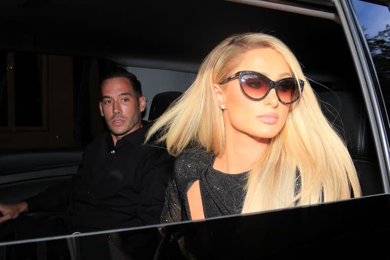 Paris Hilton, en su auto, a punto de arribar a la gran boda