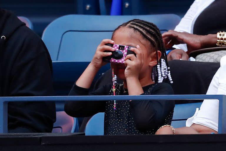 Olympia Ohanian, la hija de Serena, toma una foto de su madre durante el partido contra Danka Kovinic 