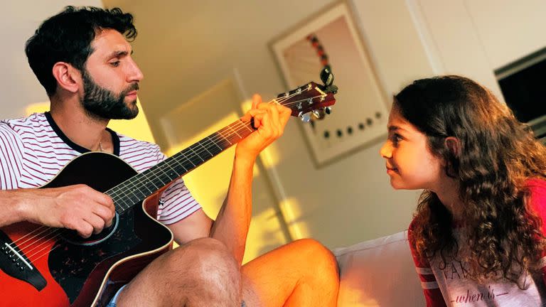 Diego junto con 'Coni', la guitarra, y un instante de complicidades familiares; su hija, rumbo a los 14 años, prácticamente creció en los Estados Unidos