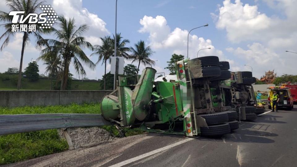 混凝土車交流道翻覆，駕駛遭夾亡。（圖／民眾提供）