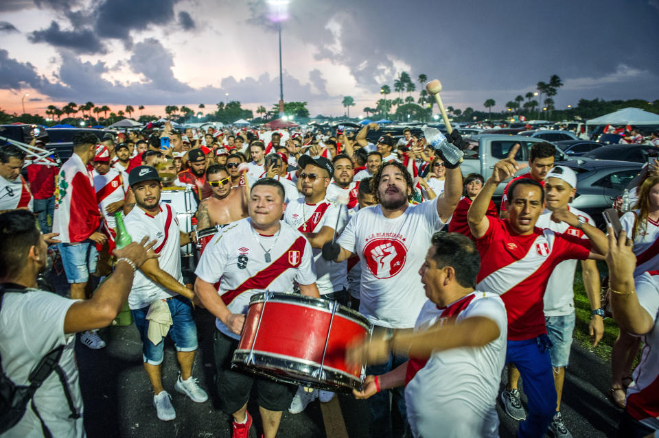 Hinchas de la selección peruana de fútbol celebran en los exteriores del estadio Hard Rock de la ciudad de Miami (EE.UU.) antes del inicio de un partido amistoso internacional entre Chile y Perú el 12 de octubre de 2018. Perú goleó hoy con autoridad y buen fútbol a Chile por 0-3, en una nueva versión amistosa del “clásico del Pacífico” que se disputó en Miami. EFE/Giorgio Viera