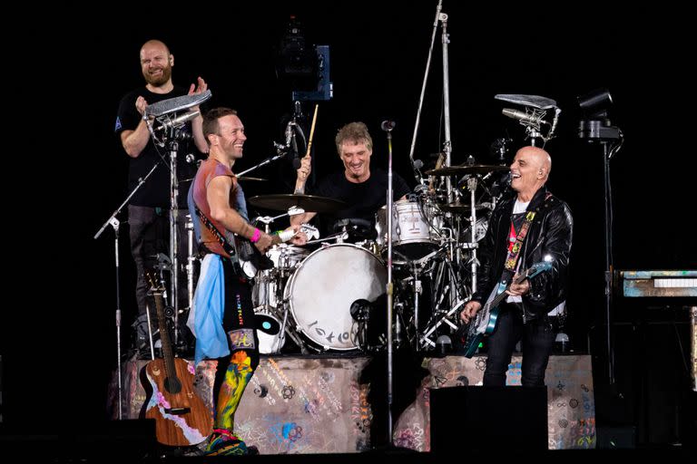 Coldplay junto a Zeta Bosio y Charly Alberti: la escena se produjo en los últimos dos shows de los británicos en el Monumental