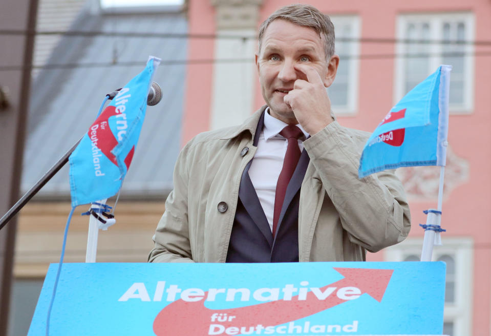 Der Thüringer Partei- und Fraktionschef der AfD, Björn Höcke, betritt das Podium bei einer Veranstaltung. (Bild: Christian Charisius/dpa)