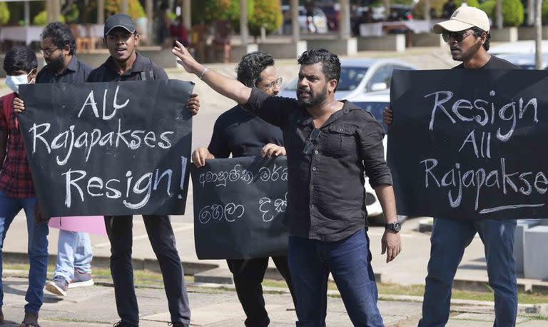 Los habitantes de Sri Lanka protestan exigiendo la dimisión del presidente Gotabaya Rajapaksa en Colombo, Sri Lanka, el 4 de abril de 2022.