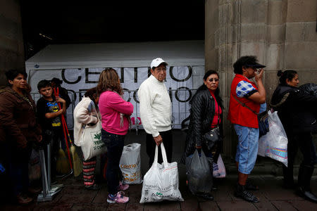 People in Mexico City queue to give donations to be delivered to people affected by an earthquake that struck the southern coast of Mexico late on Thursday, September 9, 2017. REUTERS/Ginnette Riquelme TPX IMAGES OF THE DAY