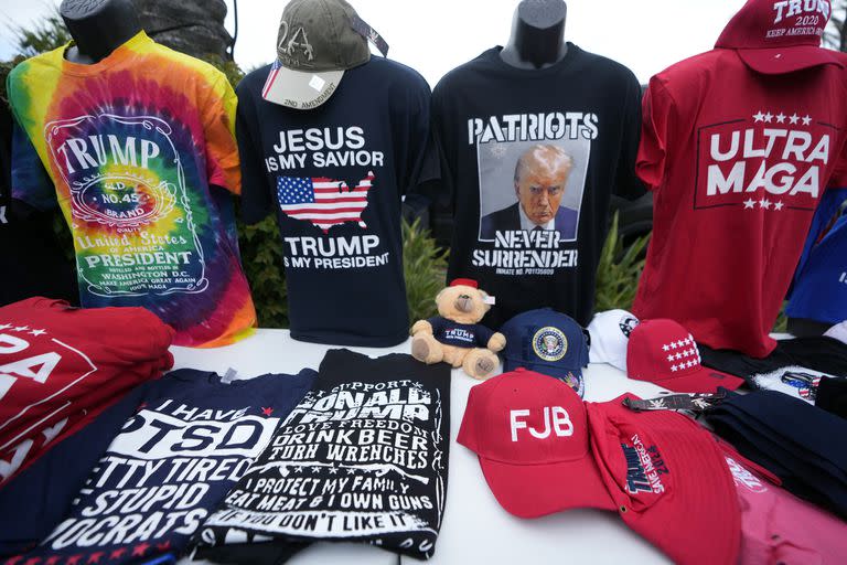 Merchandising afuera de la Convención Republicana de California de 2023