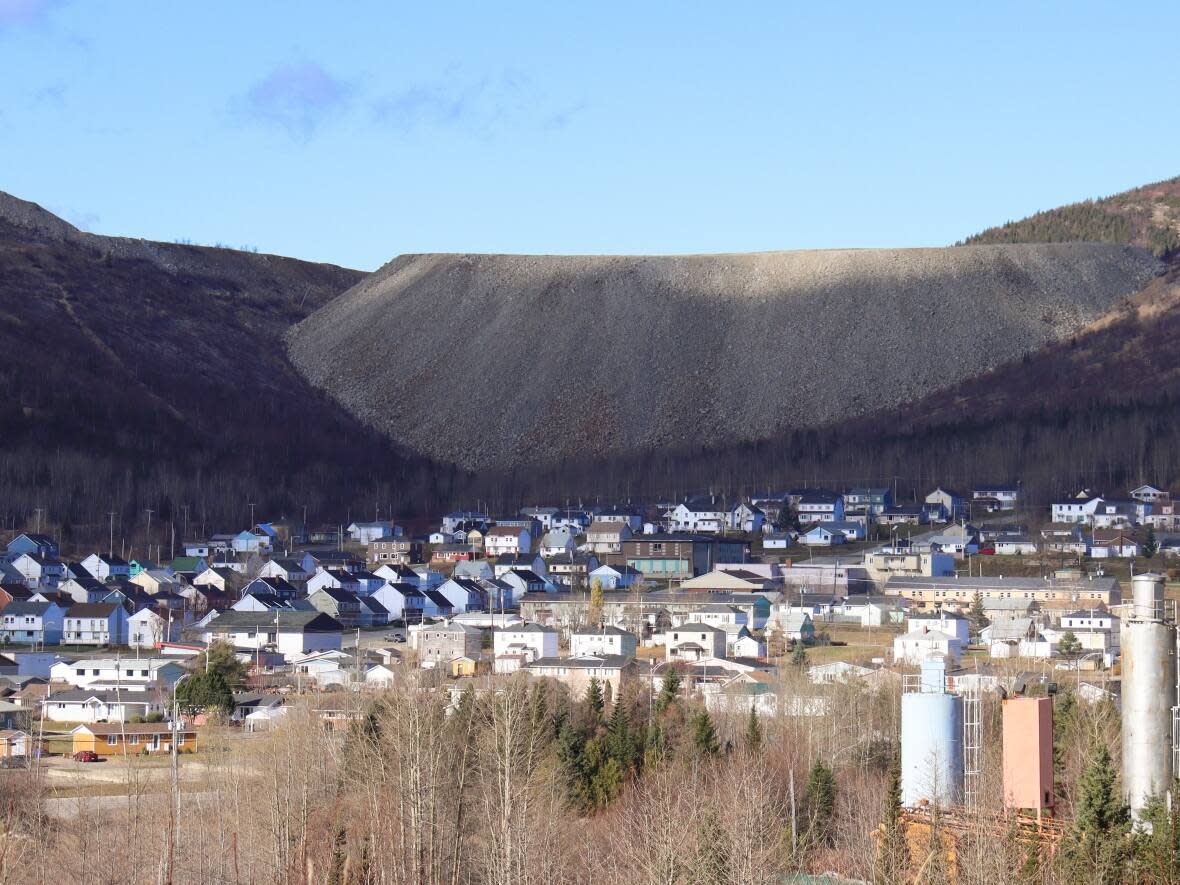 Remnants of the former copper mine are still visible in Murdochville, Que., now home to some 700 people. (Radio-Canada - image credit)