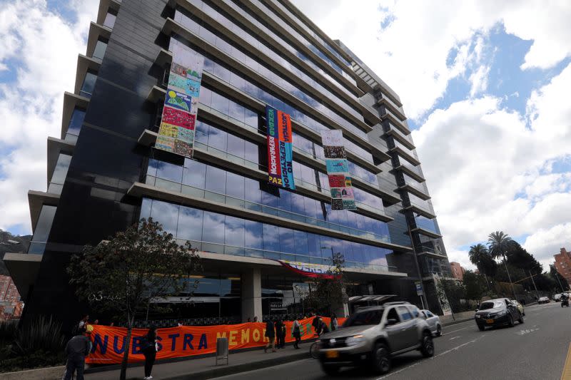 Foto de archivo. La fachada del edificio de la Jurisdicción Especial para la Paz (JEP) cubierta con telas bordadas por las víctimas del conflicto armado en Bogotá