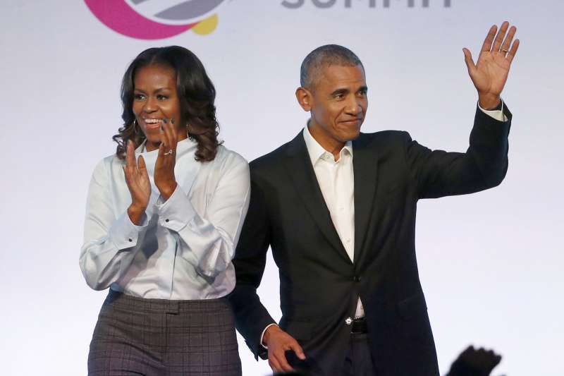 美國前總統歐巴馬與前第一夫人蜜雪兒，攝於2017年10月（AP）