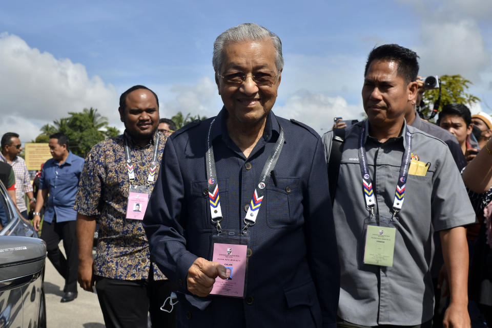 Former Malaysia Prime Minister and Gerakan Tanah Air (Homeland Party) chairman Mahathir Mohamad arrives at the voting center during the general elections in Alor Setar, Kedah, Malaysia, Saturday, Nov. 19, 2022. Malaysians have begun casting ballots in a tightly contested national election that will determine whether the country’s longest-ruling coalition can make a comeback after its electoral defeat four years ago.(AP Photo/JohnShen Lee)