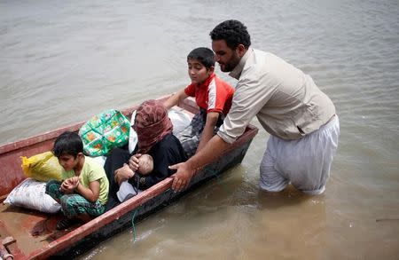 Displaced Iraqis cross the Tigris River by boat after the bridge has been temporarily closed, in western Mosul, Iraq May 6, 2017. REUTERS/Suhaib Salem