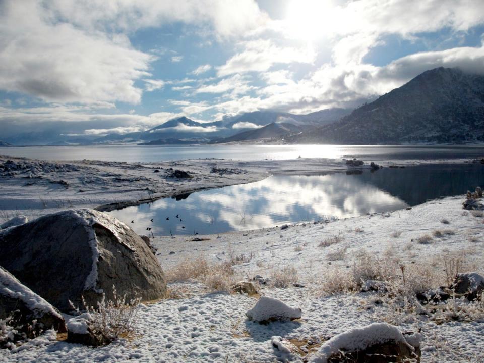 Snow covers the shores and surrounding area of Lake Isabella, Calif., Tuesday, Jan. 29, 2002. ((AP Photo/The Bakersfield Californian, Dan Ocampo))