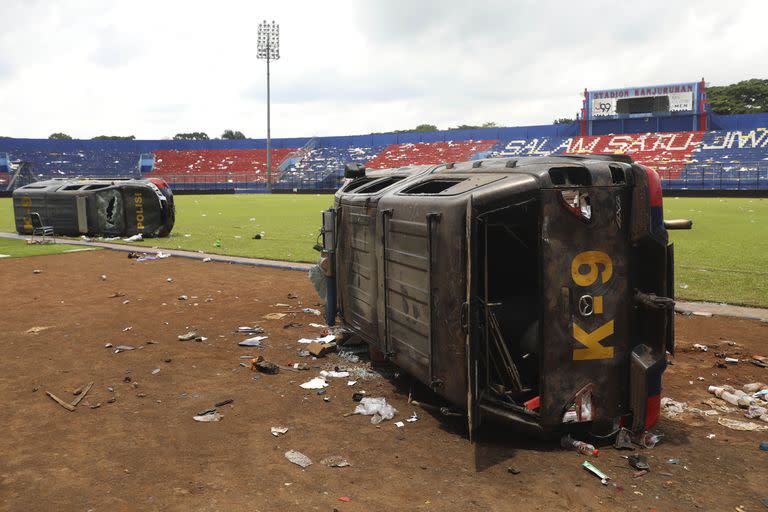 Autos de la policía destrozados en el estadio Kanjuruhan, en Indonesia, donde una estampida provocó más de 170 fallecidos