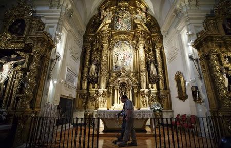 Specialists use ground-penetrating radar to peer into the sub-soil beneath Trinitarian convent in a quest to find the remains of Spanish novelist Miguel de Cervantes, in central Madrid April 28, 2014. REUTERS/Sergio Perez