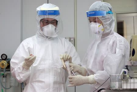 Medical personnel take part in a drill, as part of preparations in the event of a Middle East Respiratory Syndrome (MERS) outbreak, at the New Taipei City Hospital Sanchung Branch in New Taipei City, Taiwan, June 12, 2015. REUTERS/Pichi Chuang