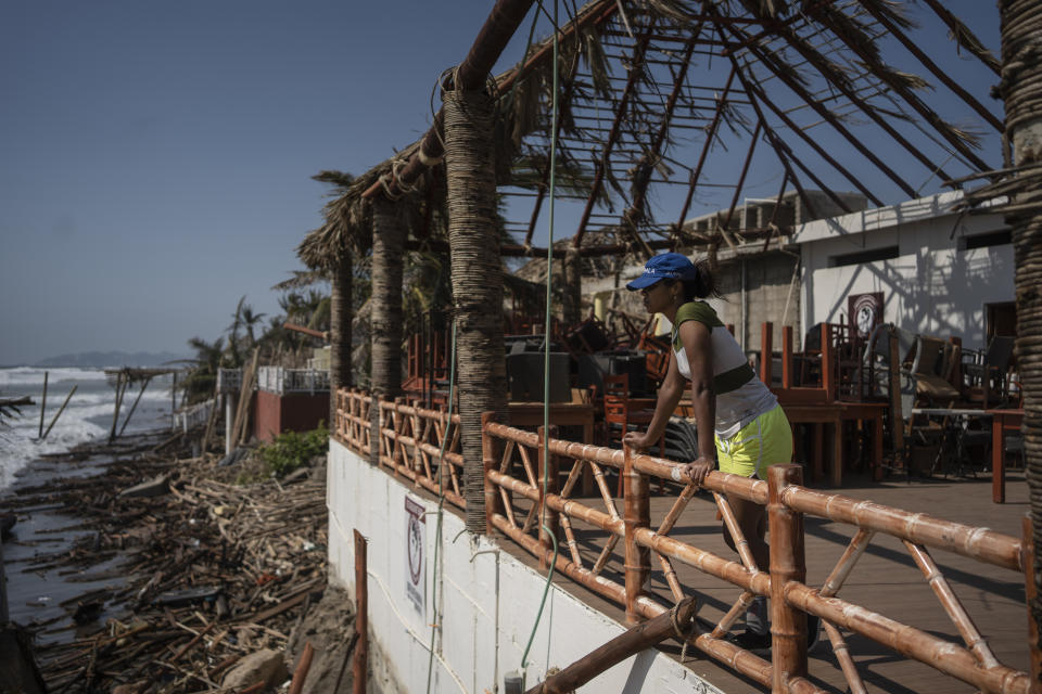 Una mujer observa desde un área dañada después del paso del huracán Otis, el domingo 29 de octubre de 2023, en Acapulco, México. (AP Foto/Félix Márquez)