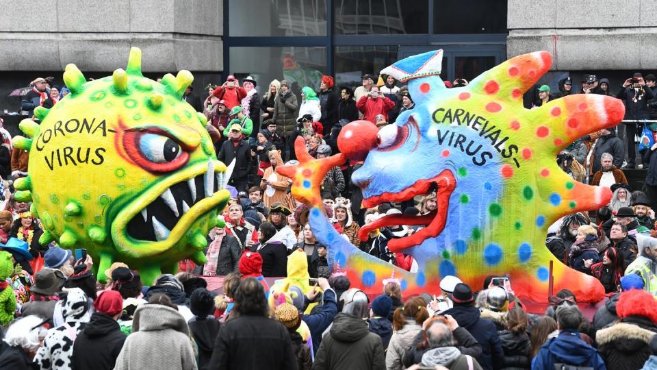 Ein Motivwagen zum Coronavirus zieht im Februar dieses Jahres beim Rosenmontagszug in Düsseldorf über die Strecke.