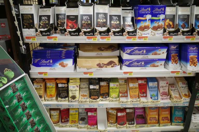 Des barres de chocolat sont disposées sur les étagères d'un supermarché local à Washington, le 27 mars 2024 (MANDEL NGAN)