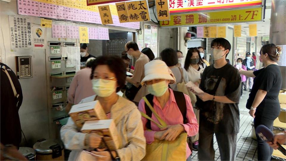 股東會旺季來掃貨囉！　北車「紀念品一條街」人潮排長龍