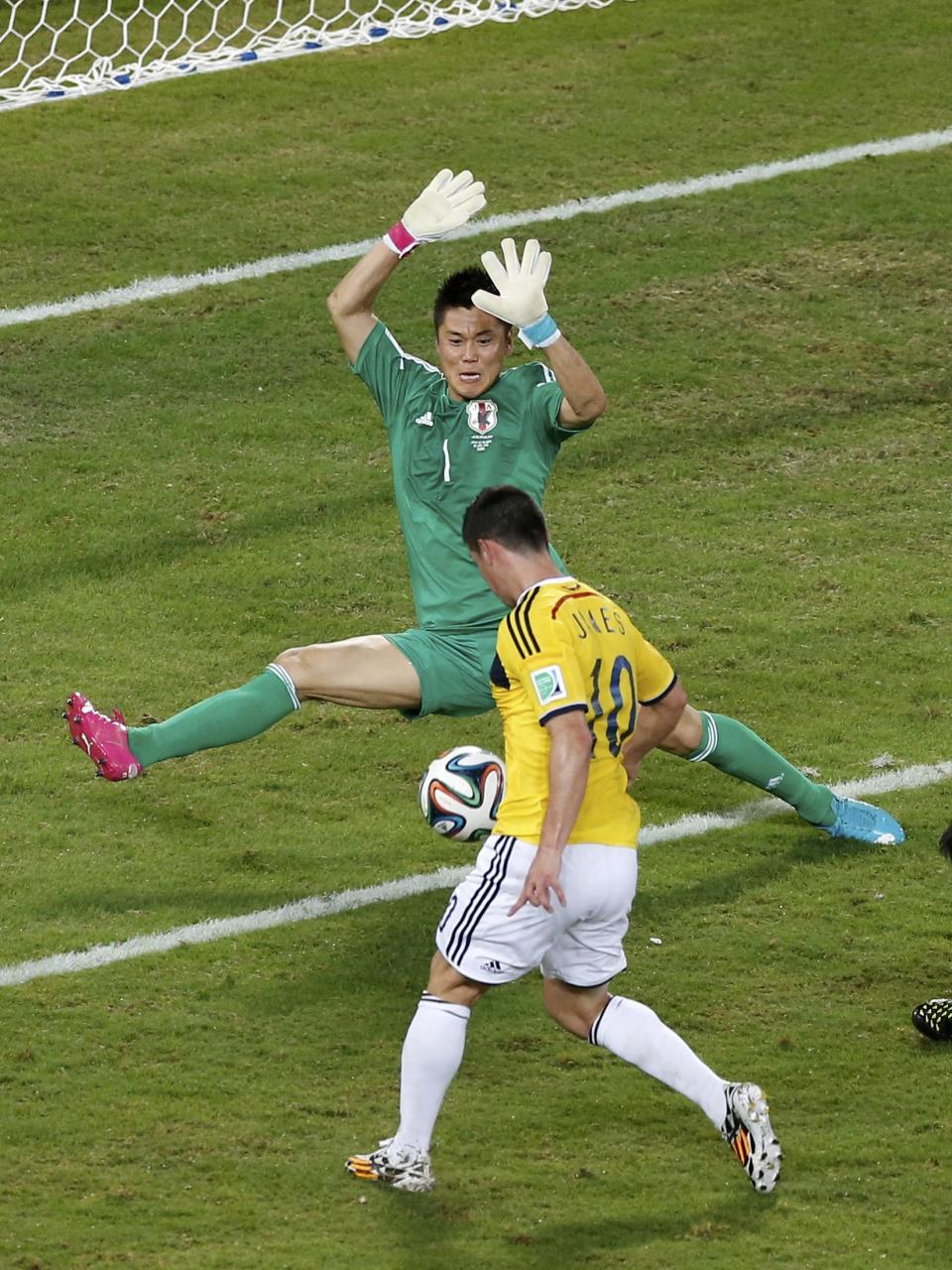 Colombia's James Rodriguez scores their fourth goal against Japan during their 2014 World Cup Group C soccer match at the Pantanal arena in Cuiaba June 24, 2014. REUTERS/Suhaib Salem (BRAZIL - Tags: SOCCER SPORT WORLD CUP)