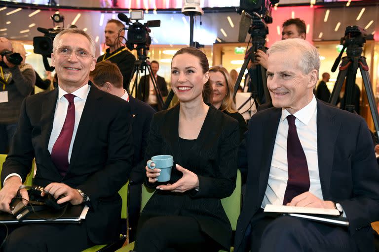 El secretario general de la OTAN, Jens Stoltenberg, la primera ministra finlandesa, Sanna Marin, y el primer ministro noruego, Jonas Gahr Store, asisten a la reunión anual de SAMAK, el Comité de Cooperación de los partidos y sindicatos socialdemócratas nórdicos, en Helsinki, Finlandia, el 28 de febrero de 2023.