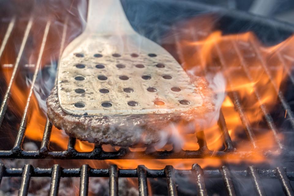 Was wäre die warme Jahreszeit ohne gemütliche Grillabende? Während Puristen auf üppige Steaks und Würstchen schwören, legen experimentierfreudigere Grillerinnen und Griller gerne auch mal Gemüse oder Grillkäse auf den Rost. Das alles ist kein Problem, solange man ein paar Grundregeln beachtet. Die Bildergalerie zeigt die häufigsten Grillfehler ... (Bild: iStock / Ralf Geithe)