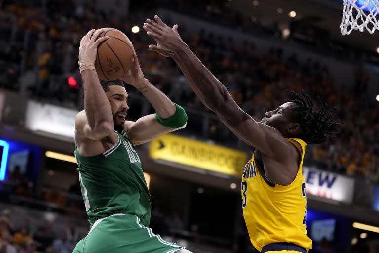 Jayson Tatum maniobra debajo del aro frente a Myles Turner 