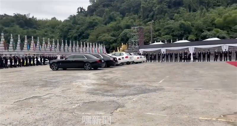 靈車經過告別式會場，千名黑衣人低頭向吳桐潭致意。（圖／翻攝自嘿新聞）