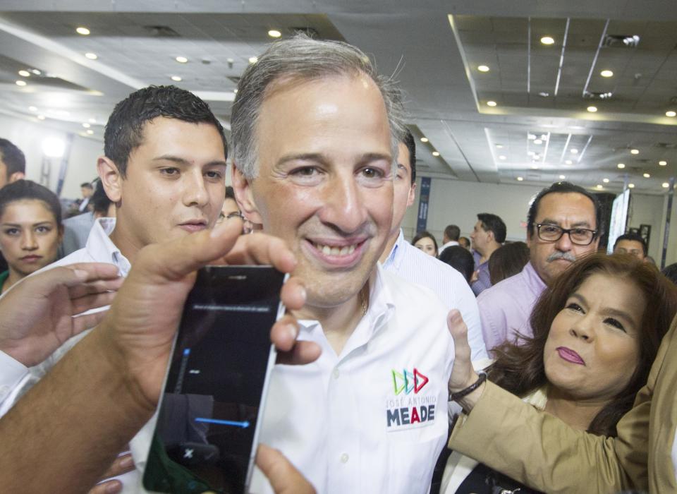 <p>FOTO l Cuartoscuro.- José Antonio Meade sostuvo una reunión con empresarios militantes y simpatizantes dentro de las instalaciones de Cintermex. </p>