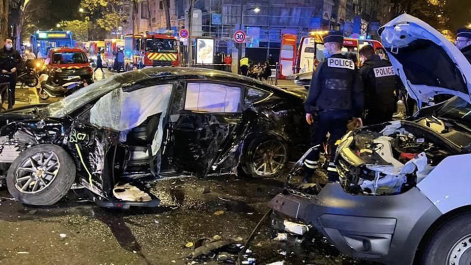 Imagen de un Tesla desbocado en el centro de París.