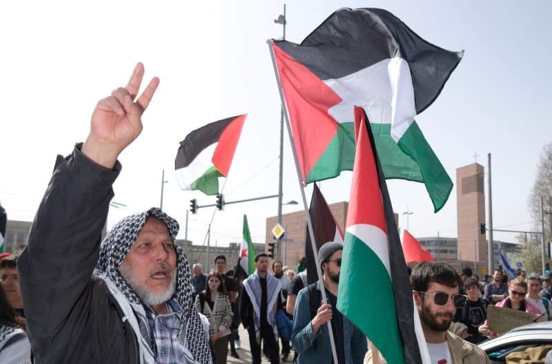 Des militants pro-palestiniens participent à une manifestation dans le cadre d'une marche de Pâques avec le slogan "Leipzig veut la paix".  Sebastian Willnow/dpa