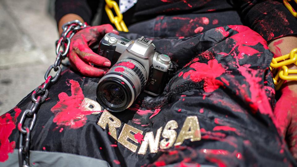 Eine blutige Kamera bei einer Demonstration gegen die Gewalt gegen Journalisten in Mexiko.