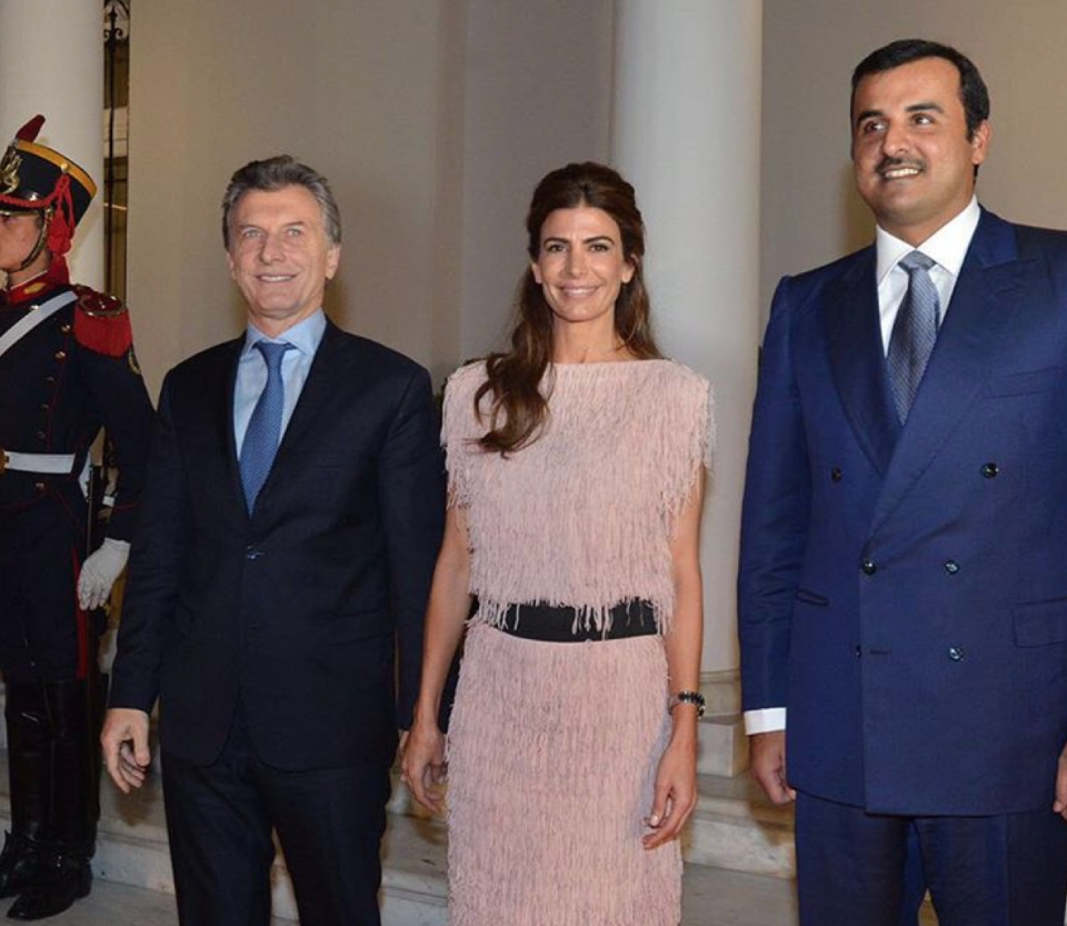 Juliana en Olivos, recibiendo al Emir de Qatar. Así se veía la Primera Dama ayer, en la quinta presidencial, con un vestido invernal de plumas, en un tono rosa viejo y cortado en la cintura con una ancha faja negra.