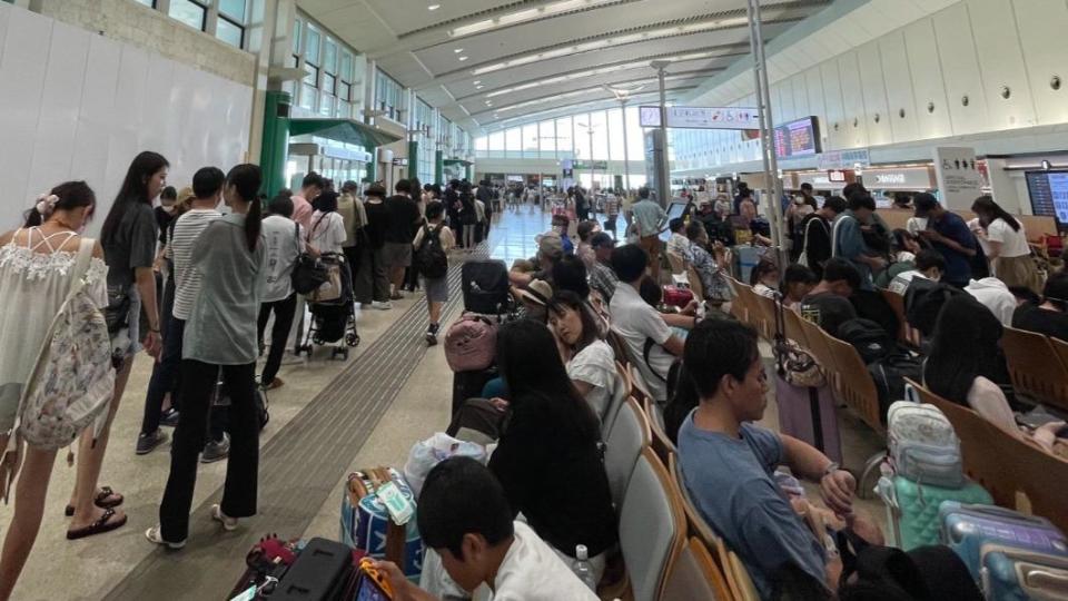 7月31日的那霸機場人滿為患。（圖／翻攝自@j353lamborghini推特）